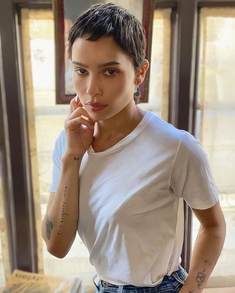 Zoe Kravitz Pixie, Zoe Kravitz Short Hair, Buzzed Pixie, Short Haired Women, Zoe Kravitz Style, Zoe Isabella Kravitz, Zoë Kravitz, Crop Hair, Cut Her Hair