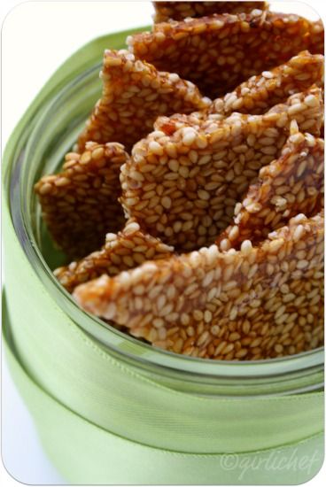 Sesame Seed Bars Recipe, Sesame Brittle Recipe, Seed Bars Recipe, Sesame Seeds Recipes, Biscuits Diététiques, Easy Candy Recipes, Candy Yams, Brittle Recipes, Sesame Seed