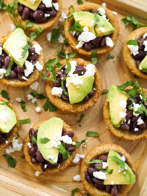 These vegetarian baked sopes are a fun Mexican-inspired appetizer! Fancy Mexican Food Wedding, Mexican Appetizers For Wedding, Mexican Small Bites, Baked Sopes, Mexican Canapes, Mexican Wedding Appetizers, Mexican Hors D’oeuvres, Quince Snacks, Vegetarian Wedding Food