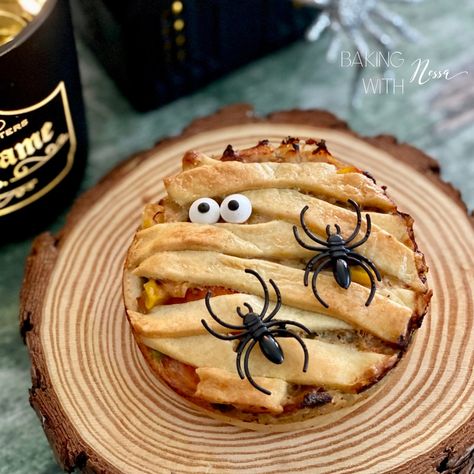 Halloween Mummy Chicken Pot Pies - Baking with Nessa Halloween Chicken Pot Pie, Easy Pie Dough, Best Chicken Pot Pie, Pie Dough Recipe, Pot Pie Filling, Chicken Pie, Halloween Appetizers, Halloween Baking, Pie Dough