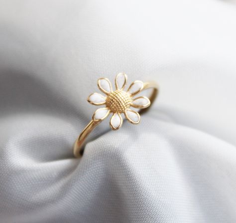 Gold Daisy Ring, Feminine Rings, Minimalist Gold Ring, Lotus Ring, Flower Rings, Diamond Fashion Jewelry, Gold Flower Ring, Pretty Jewelry Necklaces, Gold Rings Simple