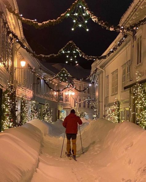 NORWAY 🇳🇴 on Instagram: “Snowy shopping streets of Tvedestrand in Norway❄️🇳🇴 Captured just a few days ago. Tag someone that would enjoy this! #Norge photos by…” Norway Christmas, Sweet Paul Magazine, Scandi Christmas, Swedish Christmas, Warm Christmas, Snow Scenes, Winter Pictures, Winter Aesthetic, Scandinavian Christmas