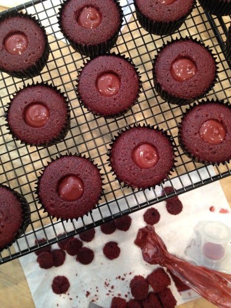 Red Wine Cupcakes, Filling For Cupcakes, Wine Cupcakes, Baking Power, Alcohol Beverages, Chocolate Wine, Clean Baking, Cupcake Bakery, Filled Cupcakes