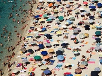 Italian Beaches, Summer Wardrobe Essentials, Poster Shop, Important Things In Life, Italian Culture, Great Life, Beach Time, Enjoy Life, Deep Blue