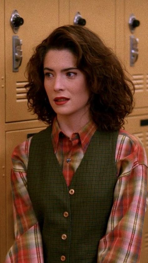 1991 Fashion Women, Twin Peaks Aesthetic Fashion, 1980s Detective, Twin Peaks Hair, Donna Twin Peaks, Twin Peaks Outfits, Shirt And Waistcoat, Laura Palmer Twin Peaks, Donna Hayward