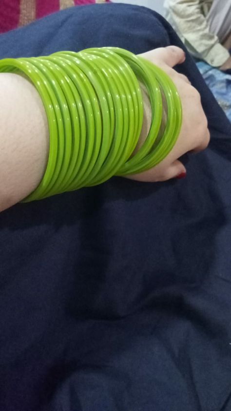 Green Glass Bangles, Muslim Songs, Green Bangles, Beginner Henna, Amazing Dp, Best Couple Pictures, Diwali Photos, Desi Love, Beginner Henna Designs