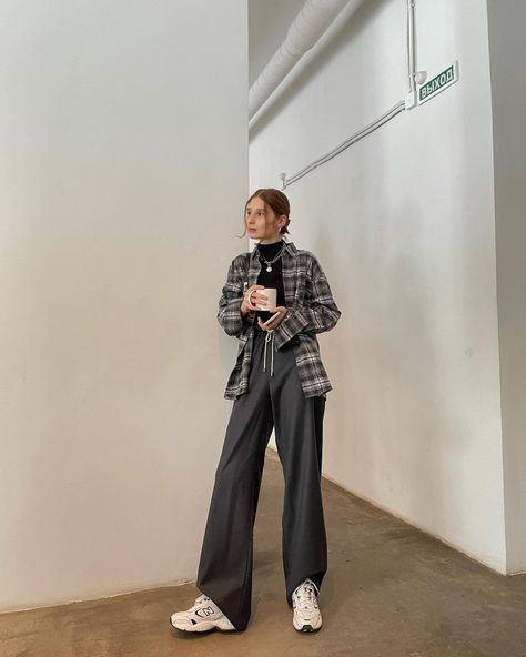 Flanel Outfit Woman, Grey Outfit Korean, Korea Outfit, People Sketches, Korean Style Hijab, Fashion Palette, Outfits Hijab, Easy Fashion, Korean Casual Outfits