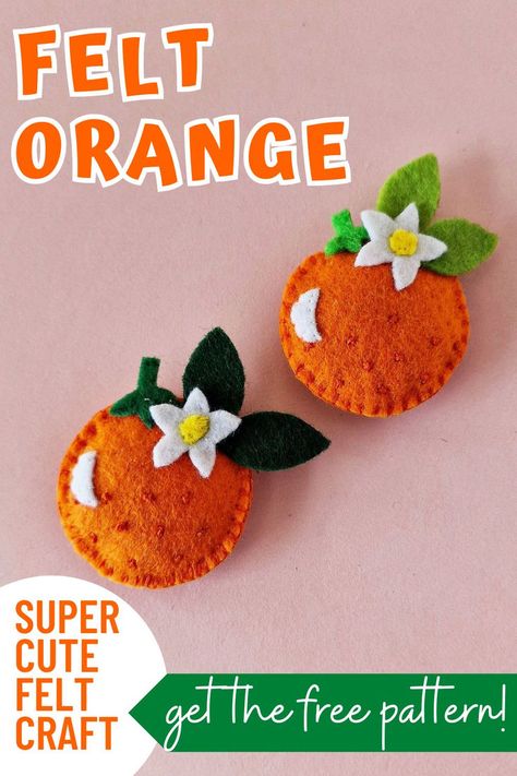 These adorable felt oranges are a super cute hand sewing project for spring and summer. These DIY felt oranges are perfect to use for decorating your kitchen. Place them on a tiered tray, add a dowel rod to the bottom to display in a flower pot, fill a bowl with DIY plush felt fruit, or add a magnet to the back to use them as a super cute refrigerator magnet. Orange Plushie, Felt Food Templates, Make Plushies, Felt Crafts For Kids, Easy Hand Sewing, Felt Food Pattern, Felt Orange, Easy Sewing Projects For Kids, Minion Craft