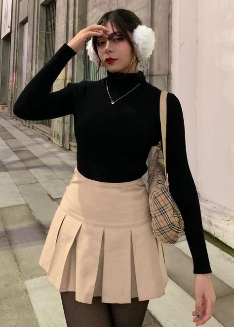 Pleated Skirt Outfit Short, Khaki Skirt Outfits, Beige Skirt Outfit, Skirt Outfits Aesthetic, Nude Skirt, Outfit Botas, Tennis Skirt Outfit, Fiesta Outfit, Winter Skirt Outfit