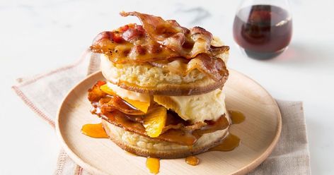 Fluffy crumpets, sweet maple syrup and salty bacon - this heavenly trio makes for a super indulgent treat. Crumpets Toppings, English Crumpets, Reuben Sandwich Classic, Fro Yo, Classic French Toast, Tea And Crumpets, Caramelized Bananas, Maple Bacon, Crumpets