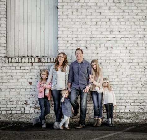 Matt Shumate Phtoography family portrait photo session standing by old brick building in urban rustic downtown spokane Standing Family Photos, Family Pictures City, Modern Family Photos Shoot, Downtown Family Photoshoot, Urban Family Photoshoot, City Family Photoshoot, Nike Shoot, Family Photos Downtown, Urban Family Pictures