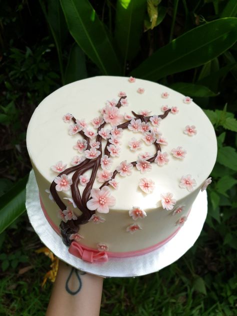 Japan Cake Design, Nezuko Cake Ideas, Cherry Blossom Cake Ideas, Japanese Cake Design, Japanese Cherry Blossom Cake, Cherry Blossom Cake Design, Cherry Blossom Birthday Cake, Sakura Cake, Simple Cake Design