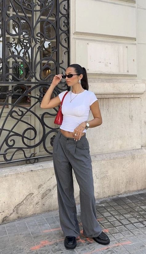 Grey Pants Aesthetic, Grey Pants Outfit Aesthetic, Grey Suit Pants Outfit Women, Placement Outfits, Vintage Outfits Classy Retro, Form Outfits, Grey Pants Outfit, Uni Fits, Vintage Outfits Classy