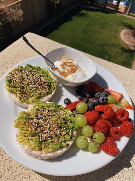 Avocado On Rice Cake, Rice Cake Avocado Toast, Rice Cakes Toppings Savory, Avocado Rice Cake, Ricecake Snacks, Heathy Food Aesthetics, Rice Cake Avocado, Rice Cake Breakfast, Rice Cake Ideas