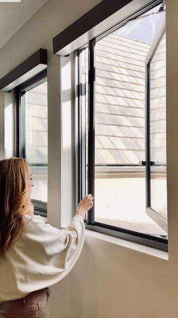 House West Design on Instagram: "Integrated screens on these casement windows 🙌 @rlwymandesigncreate @housewestdesign Windows provided by @soniqwindowsanddoors - 509-499-9800 #alturaproject #housewestdesign #windowdesign #windowscreens #utahdesigner #utahbuilderscommunity #utahbuilders" Casement Windows With Screens, Windows With Screens, Phase 4, Window Screens, Casement Windows, Window Design, Love Design, Screen, Interior Design