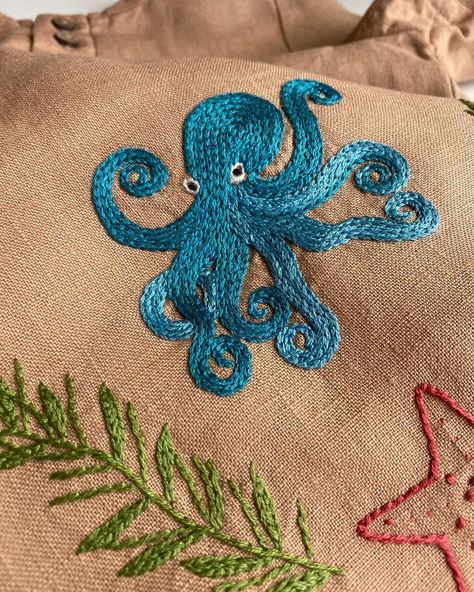 Embroidered Sea Creatures, Sea Animals Embroidery, Squid Embroidery, Sealife Embroidery, Sea Embroidery Ideas, Octopus Embroidery, Turtle Embroidery, Sea Embroidery, Beach Embroidery