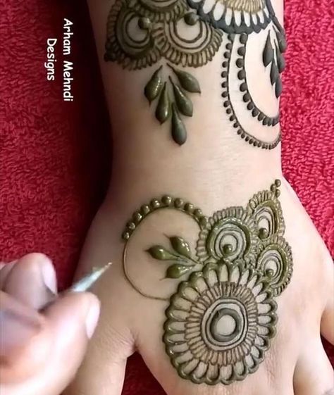 Mehandi Designs For Hands Simple, Mehandi Designs For Hands, Mehndi Design Video, Wrist Henna, Jagua Henna, Tato Henna, Eid Henna, Henna Art Designs, Simple Henna Tattoo