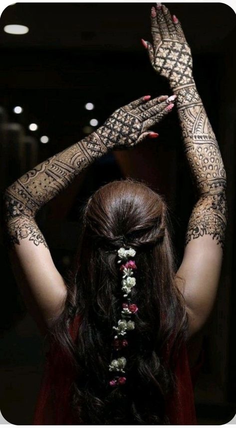 Mendhi Poses Bride, Bridal Mehndi Photography Poses, Bridal Mahendi Pose, Mehandhi Bride Poses, Mehandi Poses Photography Bride, Mehandi Pictures Ideas, Bridal Mehandi Poses, Bridal Mehndi Photoshoot Poses, Mehadi Pose Photo