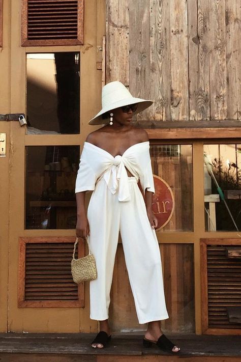 Definitive Proof That You Can't Have Too Many White Tops via @WhoWhatWearUK  #travelclothing #traveloutfit #vacationoutfit #vacationclothing #packing #packingtips #travelpacking Summer Brunch Outfit, All White Outfit, Brunch Outfit, Maxi Skirts, White Outfits, White Fashion, Spring Summer Outfits, Look Chic, Outfits Casuales