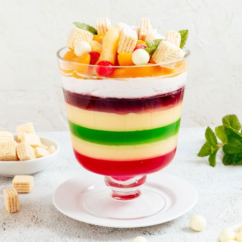 Festive and Colourful trifle for summer holidays. Jelly Trifle, Trifle Recipes Easy, Jelly Cheesecake, Easy Trifle, Non Dairy Desserts, Creative Sweets, Fruit Cake Design, Cheesecake Trifle, Rainbow Jelly