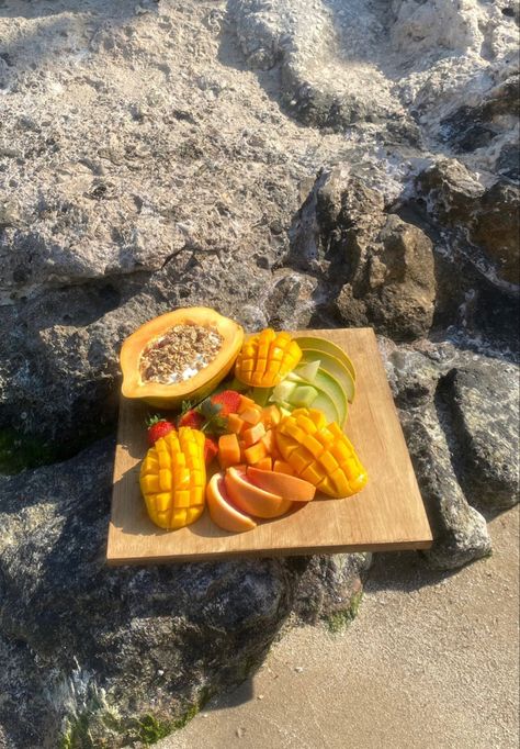 Beach Fruit Platter, Food At The Beach, Beach Platter, Beach Snack, Beach Snacks, Beach Food, Coastal Summer, Fruits Photos, Fruit Food