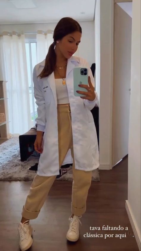 White Coat Ceremony, Doctor Outfit, University Outfit, Medical Outfit, Coat Women Fashion, Work Uniforms, Model Outfits, Outfit Look, White Coat