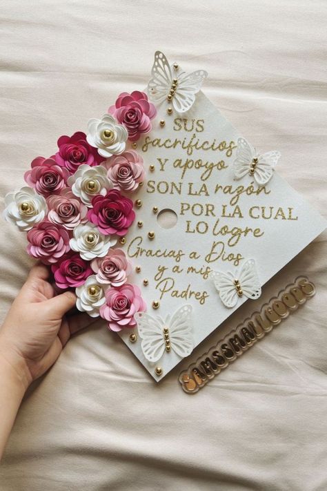 Wow I’m a Mexican and I’ve been looking for Mexican graduation caps everywhere and this was super helpful! Can’t wait to try these Mexican graduation cap designs. Graduation Quotes In Spanish, God Cap Decoration Graduation, Caps Decorated For Graduation In Spanish, Graduation Cap Designs Spanish Quotes, Graduation Cap Decoration Spanish, Cap Decoration Graduation In Spanish, Cap Quotes Graduation Spanish, Graduation Cap Designs Parents, Graduation Cap In Spanish