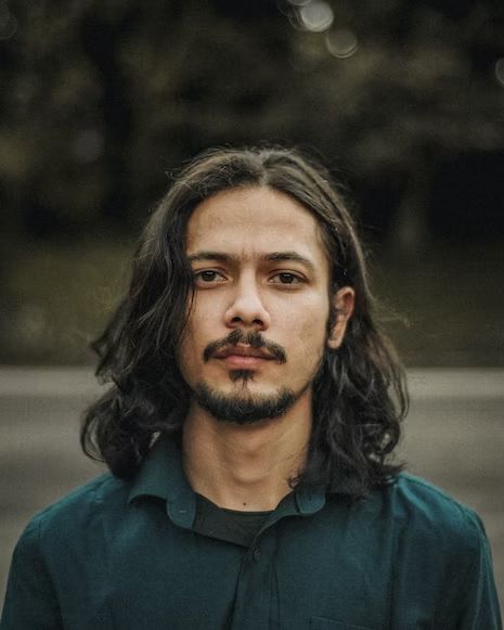 A man with long hair wearing a green shirt photo – Free Indonesia Image on Unsplash Short Boxed Beard, Medium Beard Styles, Buzz Cut For Men, Chin Beard, Types Of Facial Hair, Ducktail Beard, Mustache And Goatee, Hair Paste, Mens Hairstyles With Beard