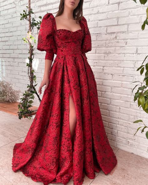 Teuta Matoshi Fall Winter 2021 #teutamatoshi #teutamatoshi2021 #fashion #moda #dress #vestido #gown Red Prom Dress Elegant, Teuta Matoshi Dresses, Matoshi Dress, Garden Gown, Teuta Matoshi, Red Prom Dress Long, Perfect Dresses, Most Beautiful Wedding, Long Formal Gowns