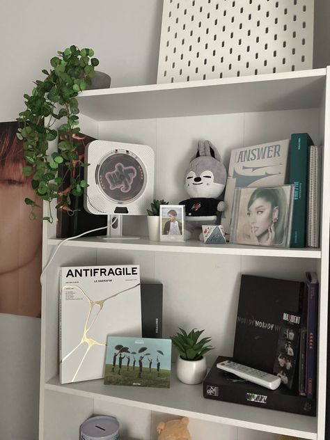 Aesthetic Book Shelf, Future Bedroom Ideas, Kpop Wall, Straykids Aesthetic, Ideas Habitaciones, Aesthetic Room Ideas, Pinterest Room Decor, Study Room Decor, Room Deco