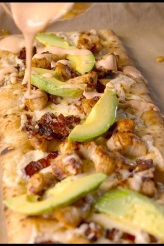 California Chicken Flatbread California Chicken Flatbread, Easy Flatbread Pizza Recipes, Chicken Flatbread Recipes, Easy Flatbread Recipes, California Chicken, Lowcarb Recipes, Easy Flatbread, Chicken Flatbread, Pizza Flatbread