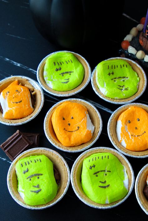 Peep Halloween Treats, Halloween S’mores Pies, Halloween Peep Smores, Mini Pie Smores, S’more Pie Mini, Halloween Peeps Smores, Halloween Peeps Recipes, S’mores Pie Mini, Mini S’more Pies