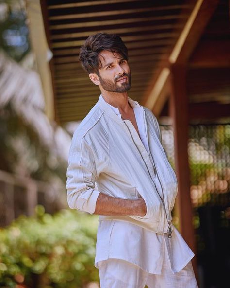 Kurta And Pants, Dapper Gentleman Style, Kurta Pants, Handsome Celebrities, Shahid Kapoor, Dapper Gentleman, Photo Pose Style, Linen Jacket, Kurta With Pants