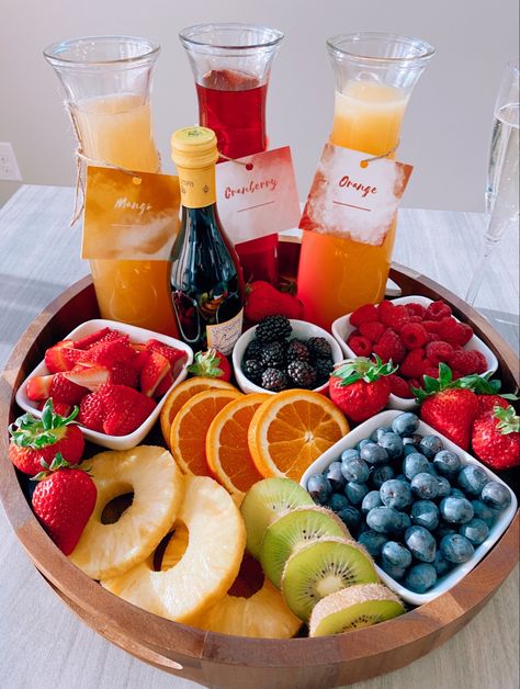 Champagne mimosa board Brunch Charcuterie Board Party, Charcuterie Board Ideas Drinks, Brunch Mimosa Recipe, Brunch Board Mimosa Bar, Mimosa And Charcuterie Board, Charcuterie Board With Champagne, Mimosa Breakfast Ideas, Boozy Charcuterie Board, Brunch Bagel Charcuterie Board Ideas