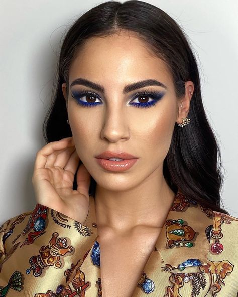 M R D A N I E L on Instagram: “Electric Blue on @giuliadelellis103 for #MFW ------------------- Makeup @narsissist #suppliedby Eyes: Longwear Eyeliner “Ocean Drive” +…” Blue Accent Eye Makeup, Electric Blue Makeup Look, Electric Blue Makeup, Blue Makeup Looks, Celebrity Makeup Looks, Winter Makeup, Stunning Makeup, Dior Makeup, M R