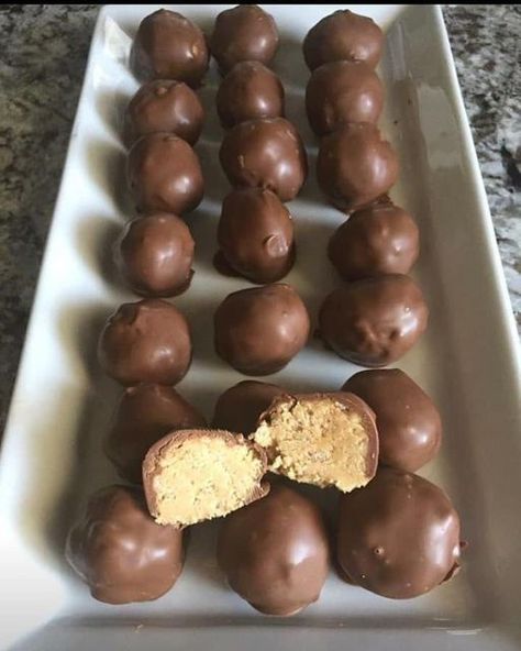 Three Ingredient No bake chocolate peanut butter balls Pb Balls, Chocolate Peanut Butter Balls, Peanut Butter Balls Recipe, Butter Balls, Vegan Peanut Butter, Peanut Butter Balls, Melting Chocolate Chips, Baked Chips, Vegan Chocolate Chip