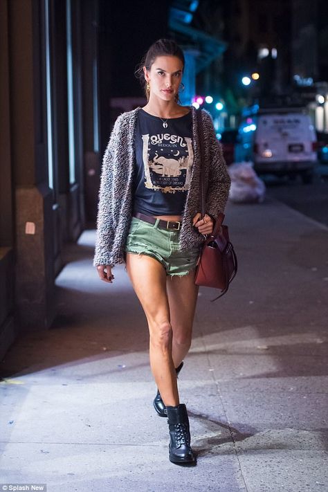 Alessandra Ambrósio 36 Year Old Women, 36 Year Old Women Style, Female Portrait Photography, Toned Legs, Best Casual Outfits, Special Occasion Outfits, Alessandra Ambrosio, Wow Factor, Female Fashion