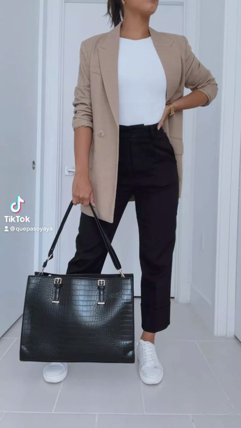 Minimalist Work Outfit, Chique Outfit, Smart Casual Work Outfit, Casual Work Outfits Women, Mode Tips, Office Casual Outfit, Spring Work Outfits, Chique Outfits, Business Outfits Women