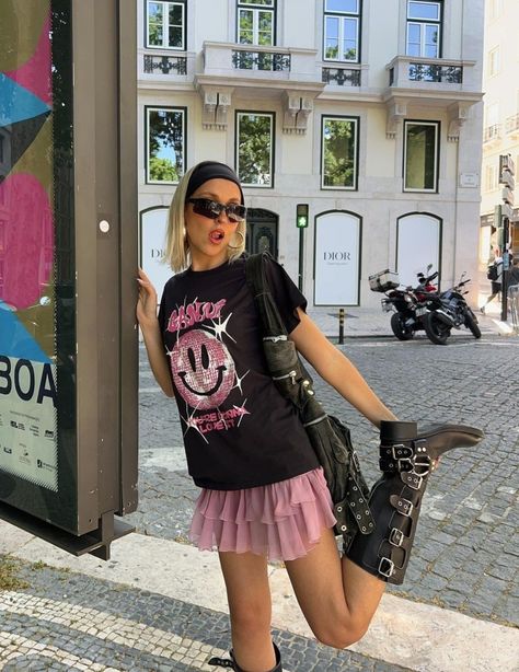 Sofia Coelho Outfits, Miu Miu Boots Outfit, Glasto Outfits, Miu Miu Boots, Look 2023, Sofia Coelho, Miniskirt Outfits, Tshirt Outfits, Basic Outfits