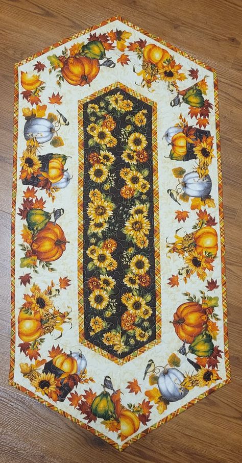 Easy Striped Fall Pumpkin Table Runner  16" x 44" Fall Motifs, Fall Table Runner Patterns, Quilted Table Runners Christmas, Fall Quilt Patterns, Pumpkin Table Runner, Thanksgiving Table Runner, Modern Table Runners, Table Runner Diy, Halloween Table Runners