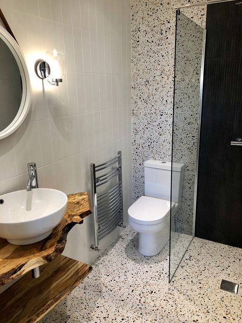 Wooden counter, terrazzo tiles in the bathroom Terrazzo Wood Bathroom, Terrazzo Wall Bathroom, Terrazzo Flooring Bathroom, Black Terrazzo Bathroom, Terrazo Tiles Bathroom, Bathroom Terrazzo Floor, Terrazzo Toilet, Terrazzo Tiles Bathroom, Modern Gray Bathroom