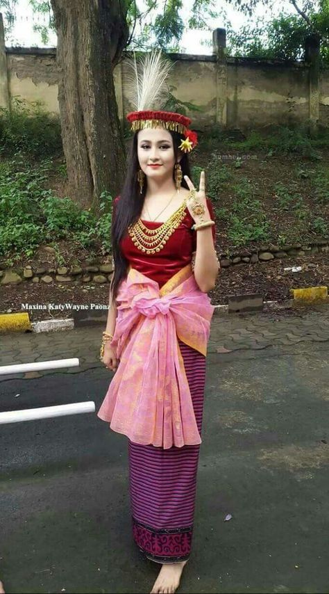 Manipuri girl for Lai haraoba Manipuri Traditional Dress For Women, Meitei Tradition Dress, Manipur Traditional Dress, Manipur Culture, Manipuri Traditional Dress, Manipuri Dress, Manipuri Girl, India Traditional Dress, Fashion Fails