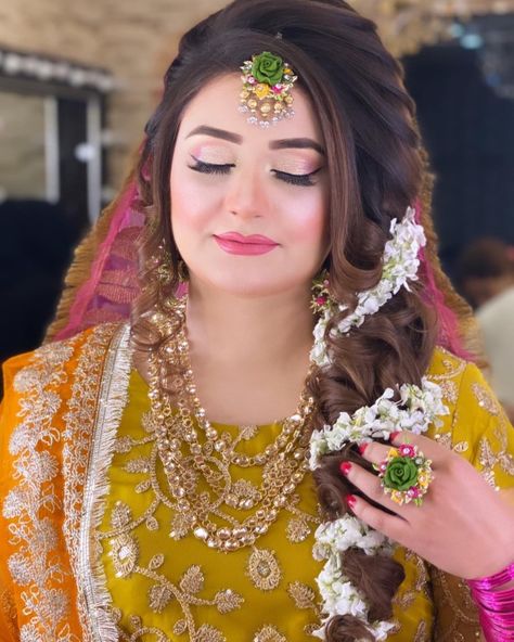 Sanchak Hairstyles For Bride, Gaye Holud Hairstyles, Monisha Arshak, Mayon Bride, Hairstyle Traditional, Pakistani Bridal Makeup Hairstyles, Pakistani Makeup Looks, Simple Bridal Hairstyle, Mayon Dresses