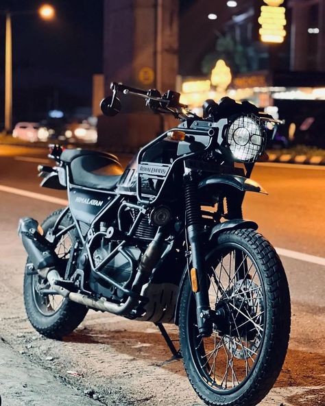 Himalayan Royal Enfield Modified, Royal Enfield Hd Wallpapers, Himalayan Royal Enfield, Dream Motorcycle, Adventure Bike Motorcycles, Moto Wallpapers, Royal Enfield Modified, Seahorse Tattoo, Motorbike Art