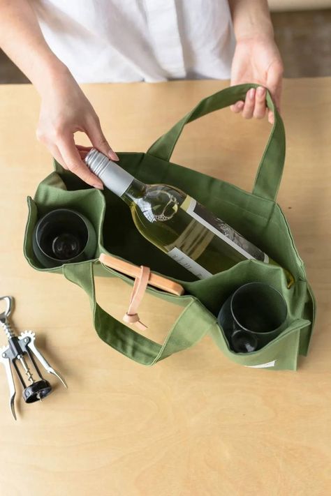 Picnic Bag Ideas, Demi Baguette, Picnic For Two, Cheese And Fruit, Wine Picnic, Zero Waste Store, Picnic Tote, Picnic Accessories, Wine Tote