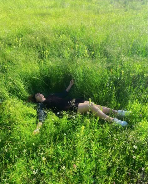 A girl in a dress lays down in a meadow of flowers and grass Jason Jagel, 2025 Moodboard, Aesthetic Core, Outdoor Pictures, Peaceful Place, Debt Collection, Remus Lupin, Trik Fotografi, Foto Ideas Instagram