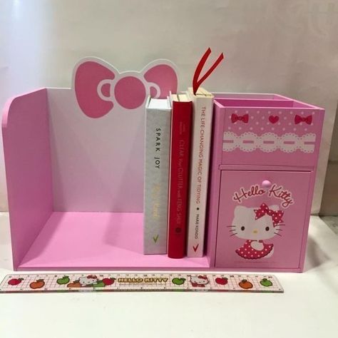 Sanrio Bedrooms, Diy Hello Kitty Crafts, Book Shelf Diy, Hello Kitty Diy, Sanrio Diy, Hello Kitty Room, Hello Kitty Book, Kitty Room, Hello Kitty Room Decor