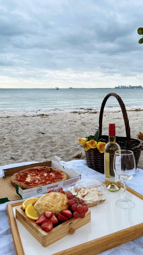 picnic love aesthetic Beach Pizza Picnic, Picnic Cheese Board, Fancy Cheese Board, Picnic Potluck, Night Picnic, Wine And Pizza, Fancy Cheese, Picnic Photo Shoot, Wine Picnic