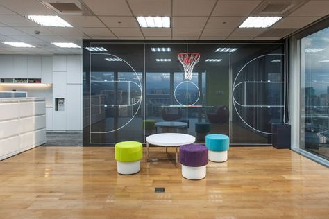 Office space entertainment - basketball. Nike Office, Ceo Office, Spa Studio, Sports Office, Creative Office Space, Breakout Area, Partition Screen, Office Designs, Retail Store Design