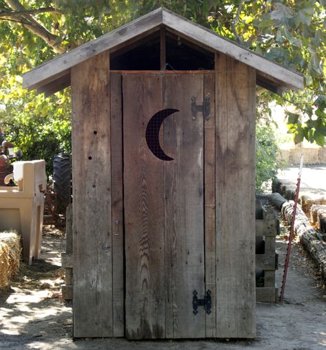 Why Do Outhouses Have a Crescent Moon on the Door? Outhouse Door Ideas, Funny Outhouse, Out House, Garden Outhouse Ideas, Outhouse Ideas, Cute Outhouse, Modern Outhouse, Bathroom Symbols, Outhouse Signs